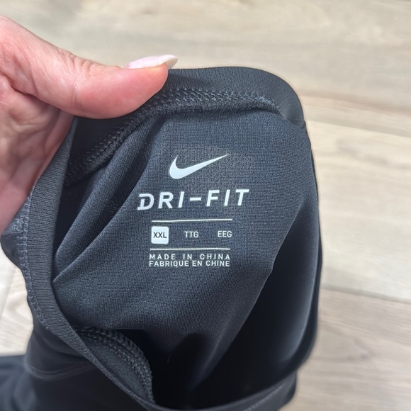 Nike Dri-Fit UV Protection Men’s Black Swim Shirt Short Sleeve - Picture 5 of 9